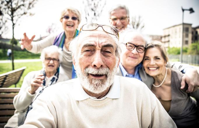 Gruppe-glücklicher-älterer-Menschen