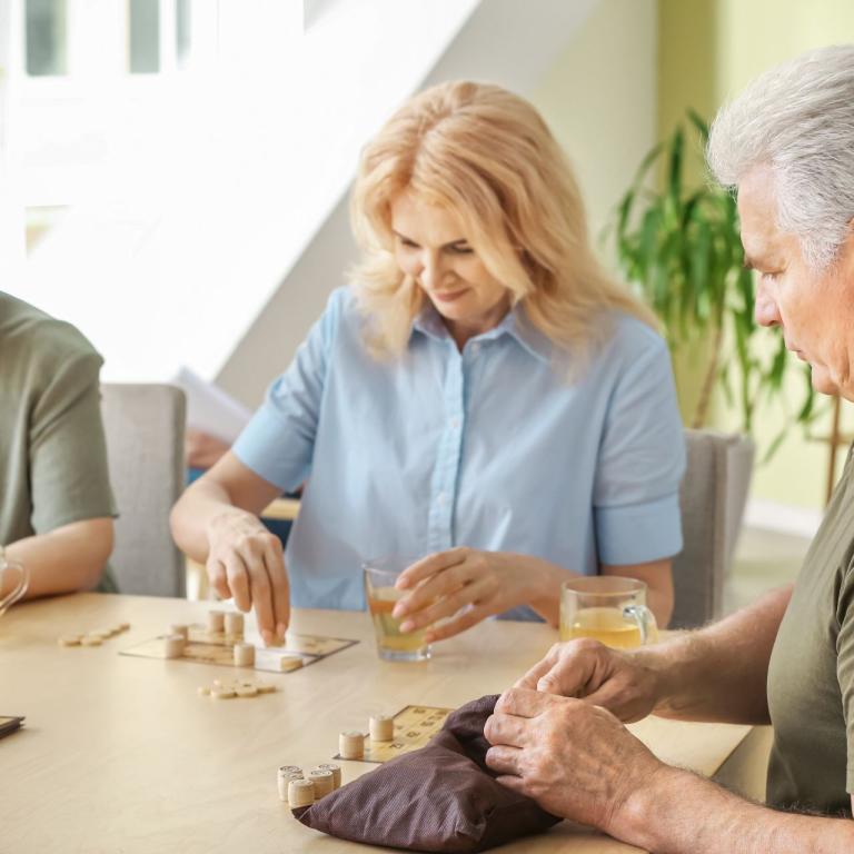ältere Menschen spielen ein Brettspiel
